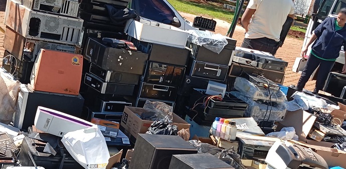 Mutirão coleta três toneladas de lixo eletrônico, pneus e colchões em Arapongas