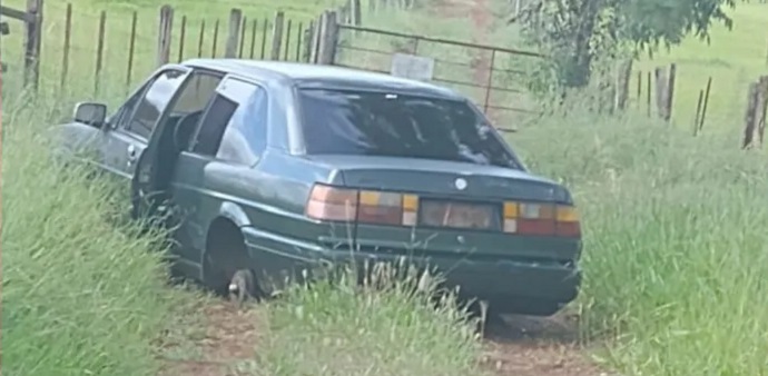 Carro furtado é encontrado depenado em estrada rural de Arapongas