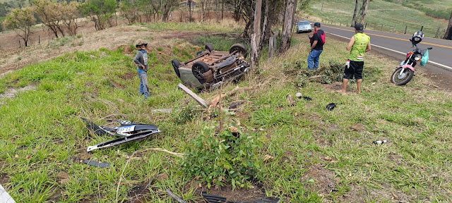 Carro de Arapongas capota na PR-466