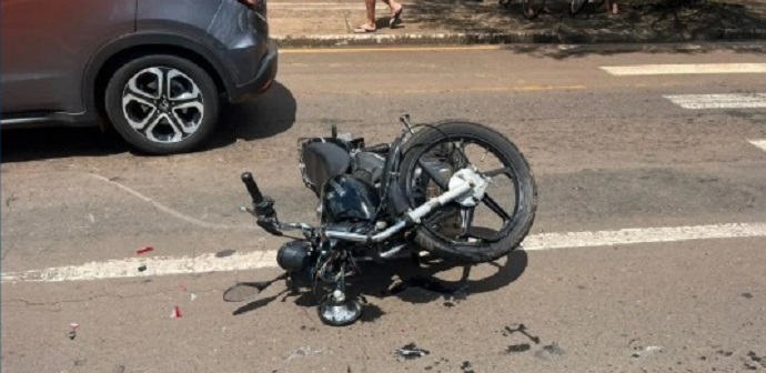 Motociclista fica ferido em violenta colisão na Avenida Gaturamo