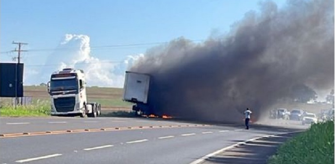 Motorista fica ferido após carreta pegar fogo em Arapongas