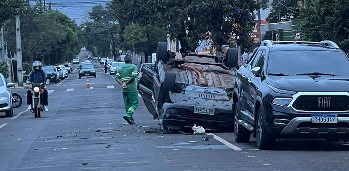 Carro capota em grave acidente no centro de Arapongas