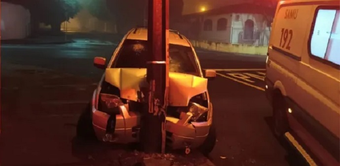 Motorista foge após bater carro contra poste em Arapongas