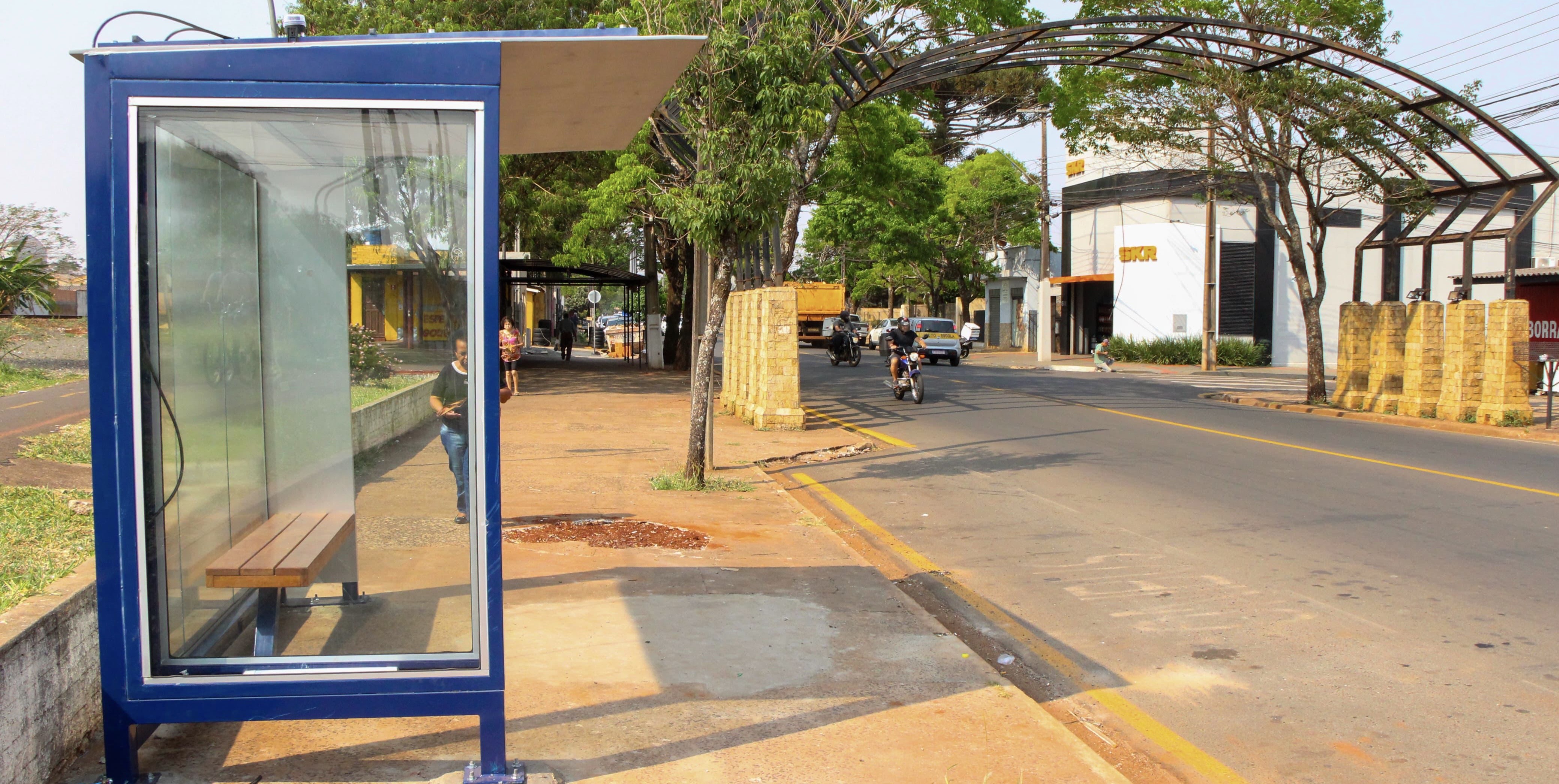 Arapongas recebe instalação de novos pontos de ônibus e bancos de praça