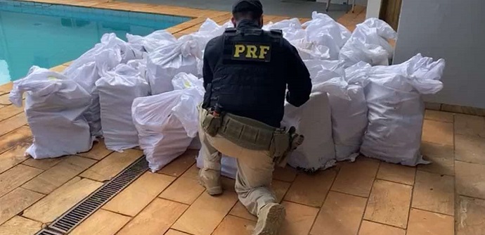 PRF apreende quase uma tonelada de maconha em Arapongas