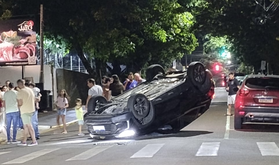 Carro capota após acidente no centro de Arapongas