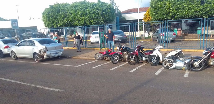 Arapongas: Motorista ocasiona acidente envolvendo carro e seis motos e foge do local