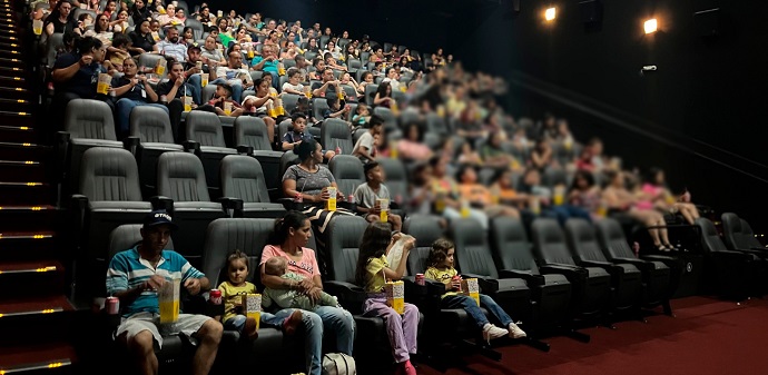 Prefeitura realiza sessão de cinema para famílias atendidas pelo programa Nossa Gente Paraná