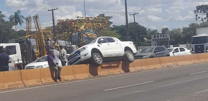 Picape para sobre mureta central da BR-369 em Arapongas